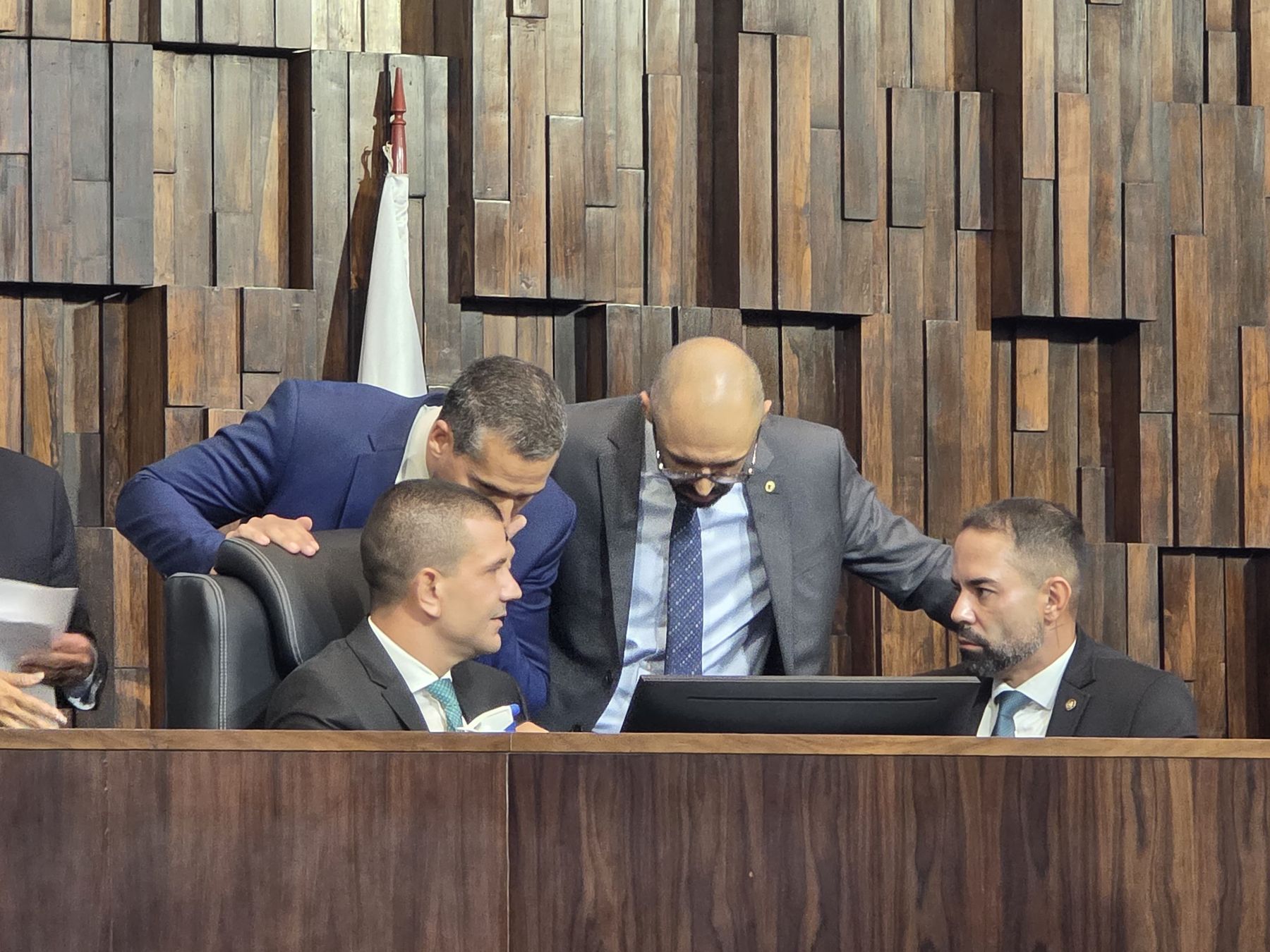 Alexandre Knoploch em conversa com deputados na mesa do plenário
